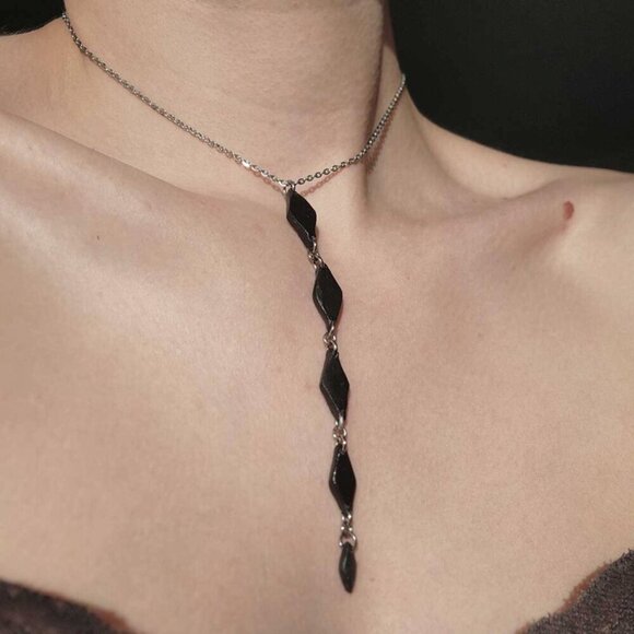 Gothic black diamond-shaped rosary necklace with a small silver chain - Picture 3 of 8